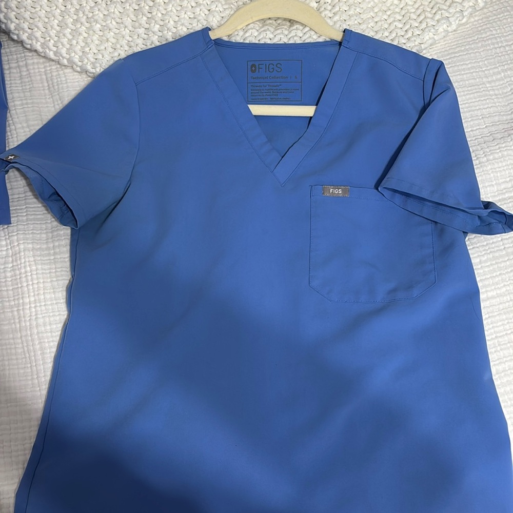Figs Women’s Ceil Blue Catarina One Pocket Scrub Top